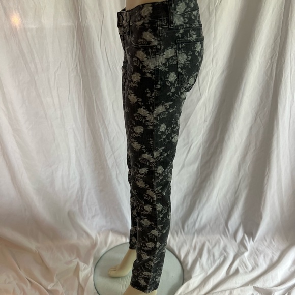 Flattering fit. Skinny jeans with floral print. Excellent condition. Size 4. - Picture 8 of 14